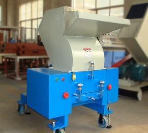 China Low Noise 30 KW PE PP Plastic Crushing Equipment With Pneumatic Control for sale