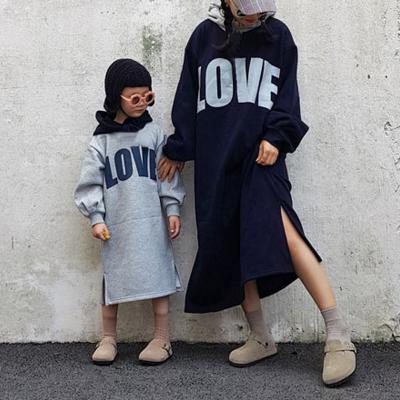 China Oversized mommy and me anti-pilling winter new design parent child clothing long style big letter Korean cotton fleece Hoodie dress for sale