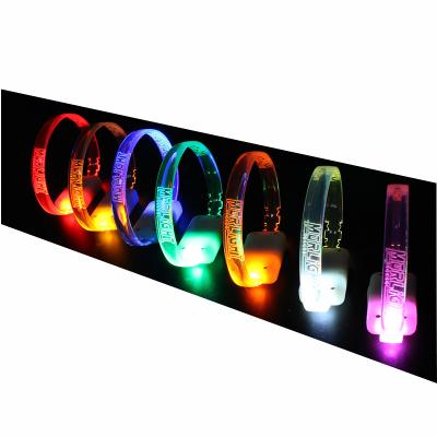 China Flashing Visible In The Dark 2019 Customize Led Fiber Optic Wristband For Festival Party Decoration Christmas Flashing Visible In The Dark 1pcs CR2032 C2043 for sale