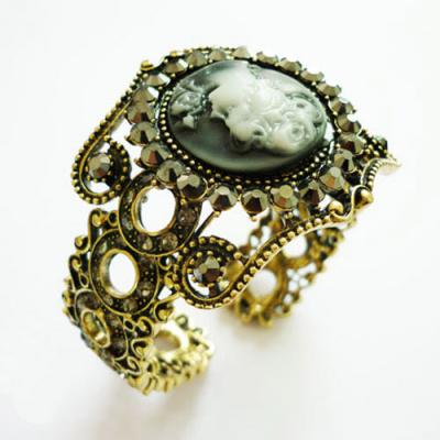 China Elegant Vintage Cameo Bronze Filigree Crystal Bangle Jewelry Christmas Gifts for sale