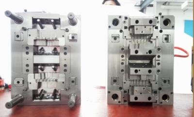 China Fabricación plástica de la inyección de la alta precisión resistente para el conector del alambre en venta