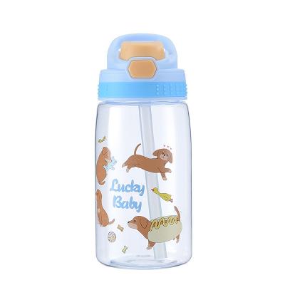 China Taza de paja de plástico ecológica 480ml Taza de agua de plástico reutilizable para niños con paja en venta