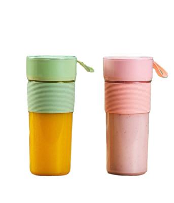 China 2021 Outdoor Convenient Electric Bottle Wholesale Mini Portable Plastic Juicer Cup for sale