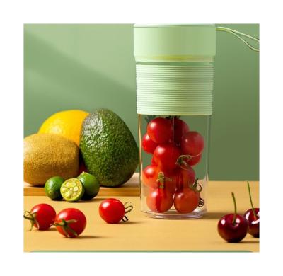 China 2021 Outdoor Best Selling Goods Using Convenient Electric Bottle Mini Portable Plastic Juicer Cup for sale