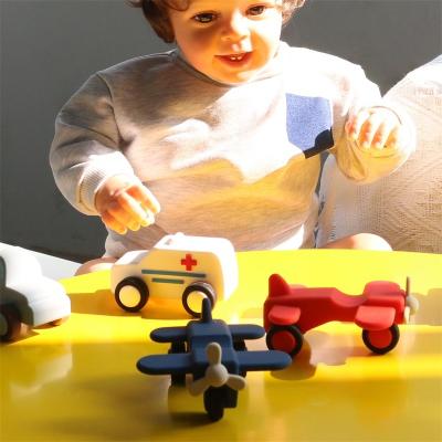 Cina custom e all'ingrosso Sicuri giocattoli per veicoli in silicone set per bambini camion ambulanza motocicli giocattoli per auto liquidi in vendita