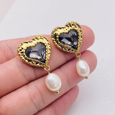 China Baroque Silver Pin Heart-Shaped Jewel Earrings Vintage Nickel Free Lead Free Love Pearl Panden Earrings S925 for sale