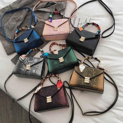 China 2021 fashion newcomer handbags women clip crocodile pattern handbags ladies purses for sale