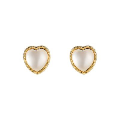 China Tendy 2022 Cheap Women's Hot Sale Vintage Pearl Heart Leaf Stud Earrings Letter C Stud Earrings for sale