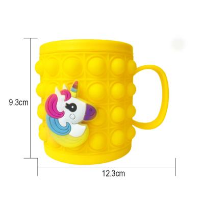 China Safe And Efficient Baby Feeding Silicone Removable Cartoon Mug Pinch Children'S Love Toothbrush Mug à venda