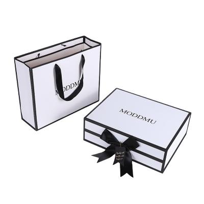 China New simple temperament fashion large flip fashion sale gift box black and white heart gift box for sale