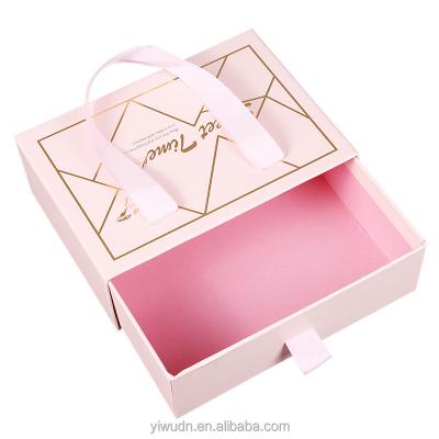 China Recyclable Fancy Gift Box with Ribbon Handle for Candy and Cookie Wedding Bridesmaid Rose Gift Box with Gold Foil for sale