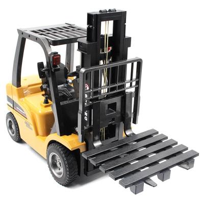 China 1:10 8 Channel Toy Model Alloy Forklift Huina 1577 RC Constructuon Truck Remote Control Crane Metal Remote Control Model for sale