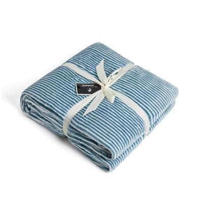 China Anti-pilling Wholesale Large Size Flannel Fleece Bed Blanket For Winter for sale