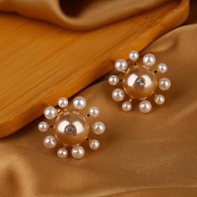 China Retro 2023 Popular Exquisite Silver Pin Pearl Pendant Alloy Earrings for sale