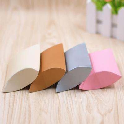 China Small Recycled Brown Packaging Materials Paper Box Wedding Favor Candy Chocolate Pillow Gift Box With Custom Logo for sale