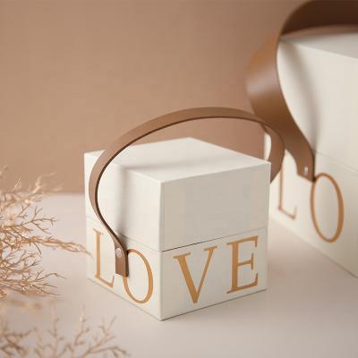 China Recycled Packaging Materials 10x10x10cm Wedding Favor Portable Candy Box Perfume Paper Square Gift Box With Handle for sale