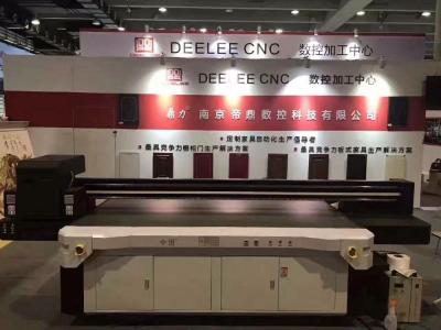 China Multi Farb-Flachbett- UV-Digitaldrucker, industrielles UVflachbettdruckmachinee zu verkaufen