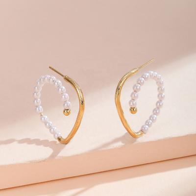 China FASHIONABLE baroque circle earrings pearl white gold plated circle brass heart-shaped earrings combination pearl wire twist romantic gifts for sale