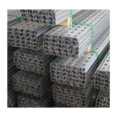 China Acero de carbono suave de 3 pulgadas canal C ranura de sumersión en caliente galvanizado estriado metal perforado en venta