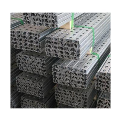 China Profil de acero al carbono perforado Unistrut C canal de estriado galvanizado sumergido en caliente en venta