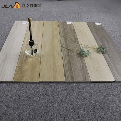 中国 高水吸収の木製の効果の床タイル、反滑る6x24セラミック タイル 販売のため