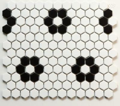 China Telha de mosaico cerâmica 260x300mm do hexágono da forma preto e branco da flor à venda