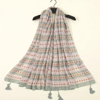 China High quality skin-friendly silk shawl comfortable wholesale classic ladies vintage print cuello bufandas scarf with tassel for sale