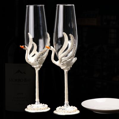 China Western Red Wine Glass Enamel Wedding Gift Swan Rhinestone Goblet Couples Making Creative Cup Gift Champagne Glass Pair Glasses for sale