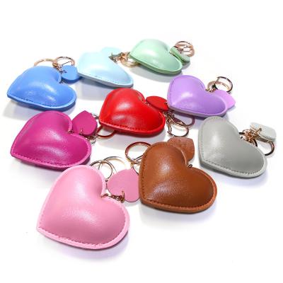 Chine La chaîne principale en cuir des femmes rouges de 6.5cm a gravé Logo Leather Heart Key Ring en refief à vendre