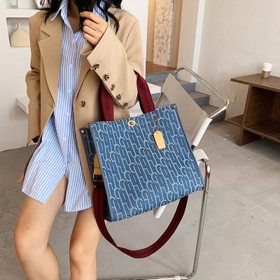 China 2022 New And American Trend One-shoulder Messenger Canvas Tote Bag Other European Bags Printed Letters Large Capacity Handbag for sale