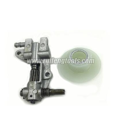 China 2-Stroke China 4500 5200 5800 Chainsaw Spare Parts Oil Pump for sale