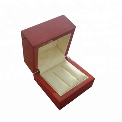 China New Design Handmade Hot Sale Luxury Wooden Wedding Ring Box for sale