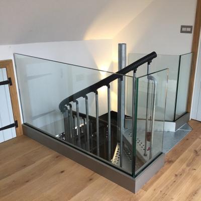 Chine Balustrade d'escalier en verre en alliage d'aluminium gris avec manche de clôture et sans cadre à vendre