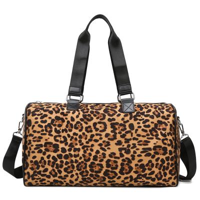 China Fashion Large Capacity Weekender Luggage Bag Travel Duffel Bag Universal Leopard Print Overnight Bag With Shoulder Straps for sale