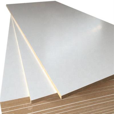 China 680-830KG/M3 Densidade Fibra de madeira 16mm 19mm Texturas brancas Melamina Mdf para armário de cozinha à venda