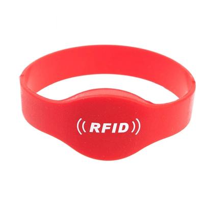 China NFC RFID silicone wristband cheap durable waterproof/waterproof wristband 125khz proximity key wrist band for hotel swimming pool for sale