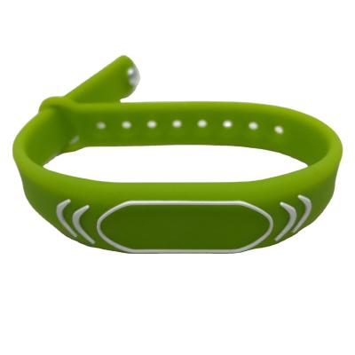 China Customized smart wristband waterproof elastic RFID wristband new waterproof silicone/waterproof reusable wearable thin pole-flattened silicone wristband for sale