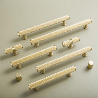 China Knurled Popular EUROPEAN Kitchen Wardrobe Pulls Solid Brass Cabinet Handles for sale