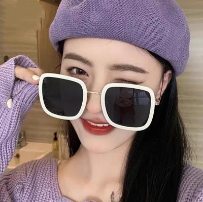 China 2021 fashion sunglasses 12032 new pink orange face small fit sunglasses square glass sunshades for sale