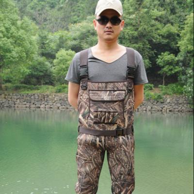 China 100% Waterproof and High Quality Camouflage 5mm Neoprene Adjustable Webbing and V-Gore Gusset Fishing Waders for sale