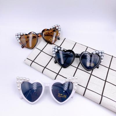 China 2022 new fashion sunglasses kids sunglasses glrls diamond setting heart sunglasses cute personality sun glass custom eyewear for sale