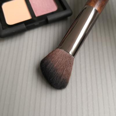 China Angled Blush Angled Blush Repairing Brush Makeup Brush Simple Small Silhouette Accent Lighting Portable Customizable Wholesale for sale