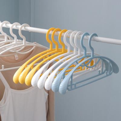 China Wholesale Non Slip Household Coat Hanger Lightweight Tubular Contemporary Plastic Non Slip Plastic Hanger For Clothes Hanging for sale