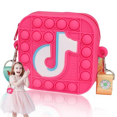 China 2022 fashion new arrival toddler tik tok wiggle bags handbag silicone push bubble wiggle tiktok pop itting coin purses for girl child for sale