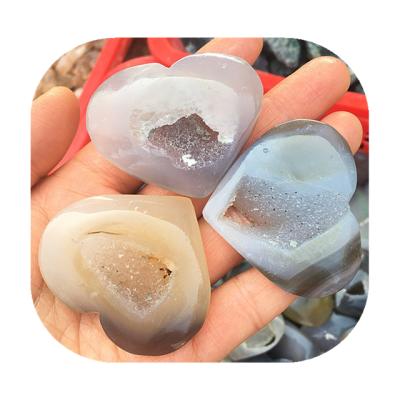 China Wholesale Natural Europe Crystal Heart Agate Geode Carved Druzy Heart For Wedding Souvenirs for sale