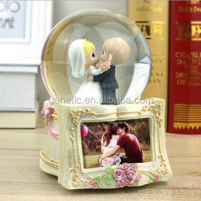 China Wholesale Asia Snow Globe Lover Music Box For Wedding for sale