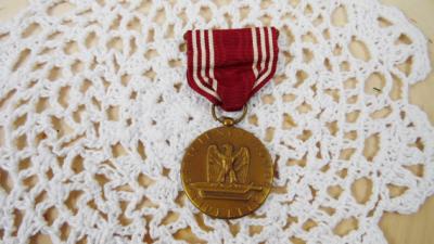 China Customized Metal Award Medal with Ribbon Gold Plating With Eagle Logo for sale