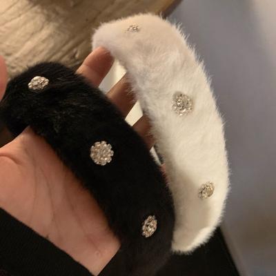 China Women Girls Hair Accessories Sweet Black/White Women Hairband Girls Elegant Plush Wide Side Velvet Headband Fashion Shiny Rhinestone Hair Hoop Hair Accessory for sale