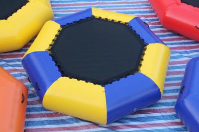 China Los juegos inflables materiales del agua del PVC, trampolín redondo del salto inflable hermético del amortiguador auxiliar sellaron en venta