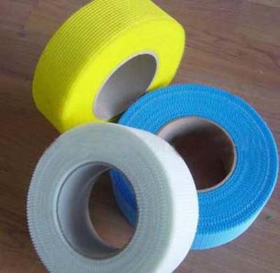 China 50mm Alkali Bestand Zelfklevende Glasvezel Mesh Tape Te koop